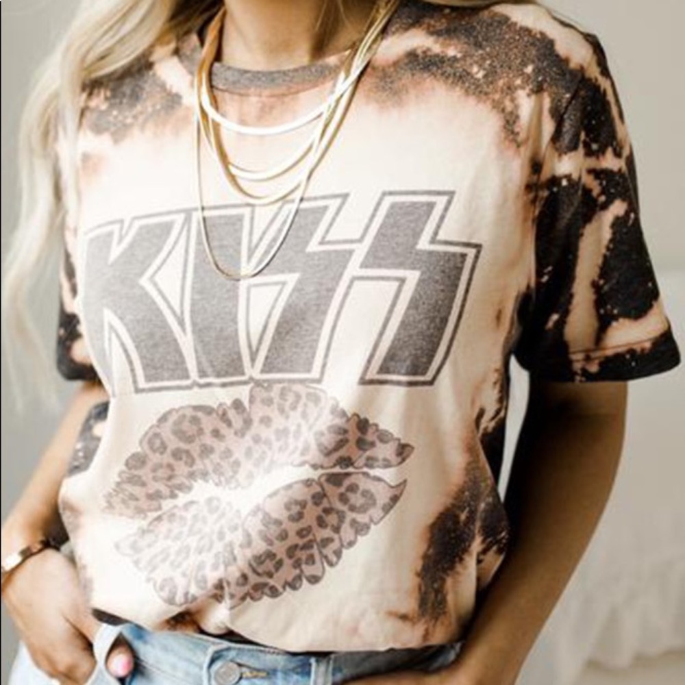 Band tee with bleached style!  Kiss!  Leopard lips